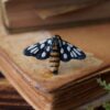 Regulowany pierścionek z rzeźbą ćmy Amata huebneri (Unique Fantasy Objects)