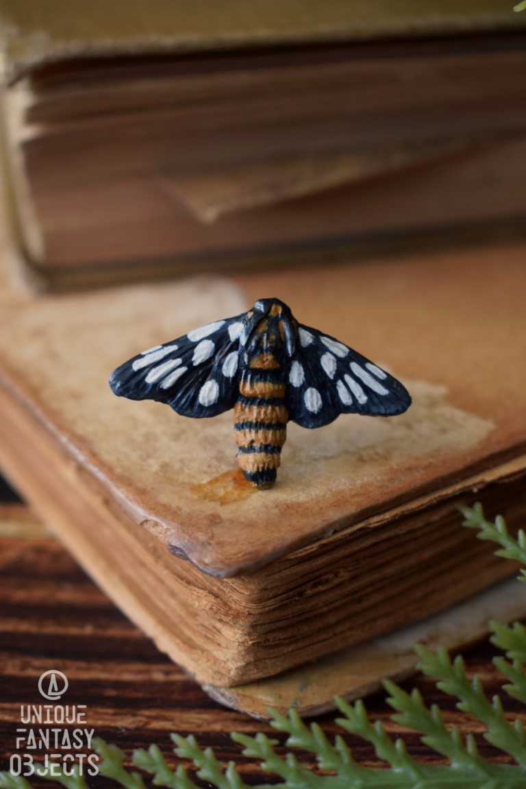 Regulowany pierścionek z rzeźbą ćmy Amata huebneri (Unique Fantasy Objects)