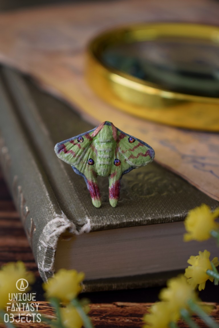 Regulowany pierścionek z rzeźbą ćmy Argema mittrei (Unique Fantasy Objects)