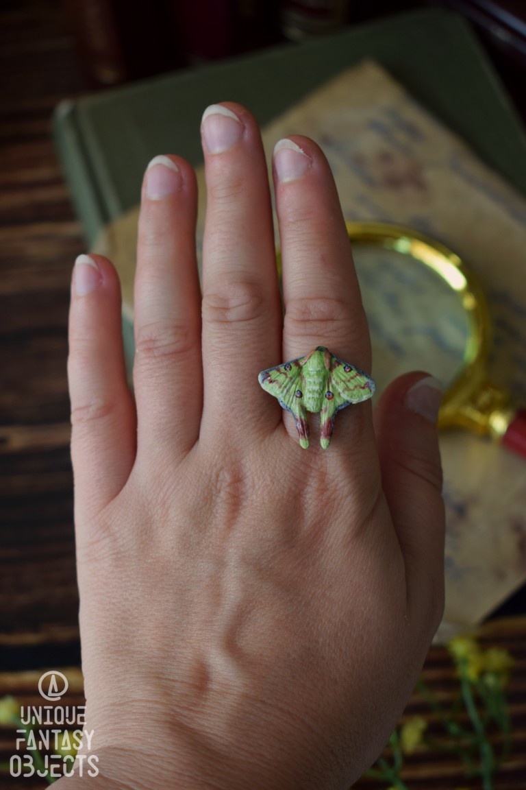 Regulowany pierścionek z rzeźbą ćmy Argema mittrei (Unique Fantasy Objects)