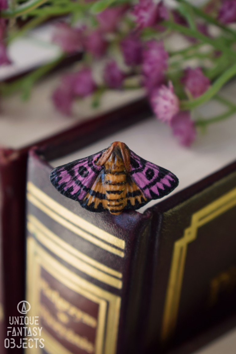 Regulowany pierścionek z rzeźbą ćmy Hemileuca eglanterina (Unique Fantasy Objects)