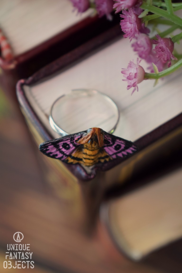 Regulowany pierścionek z rzeźbą ćmy Hemileuca eglanterina Regulowany pierścionek z rzeźbą ćmy Hemileuca eglanterina (Unique Fantasy Objects)