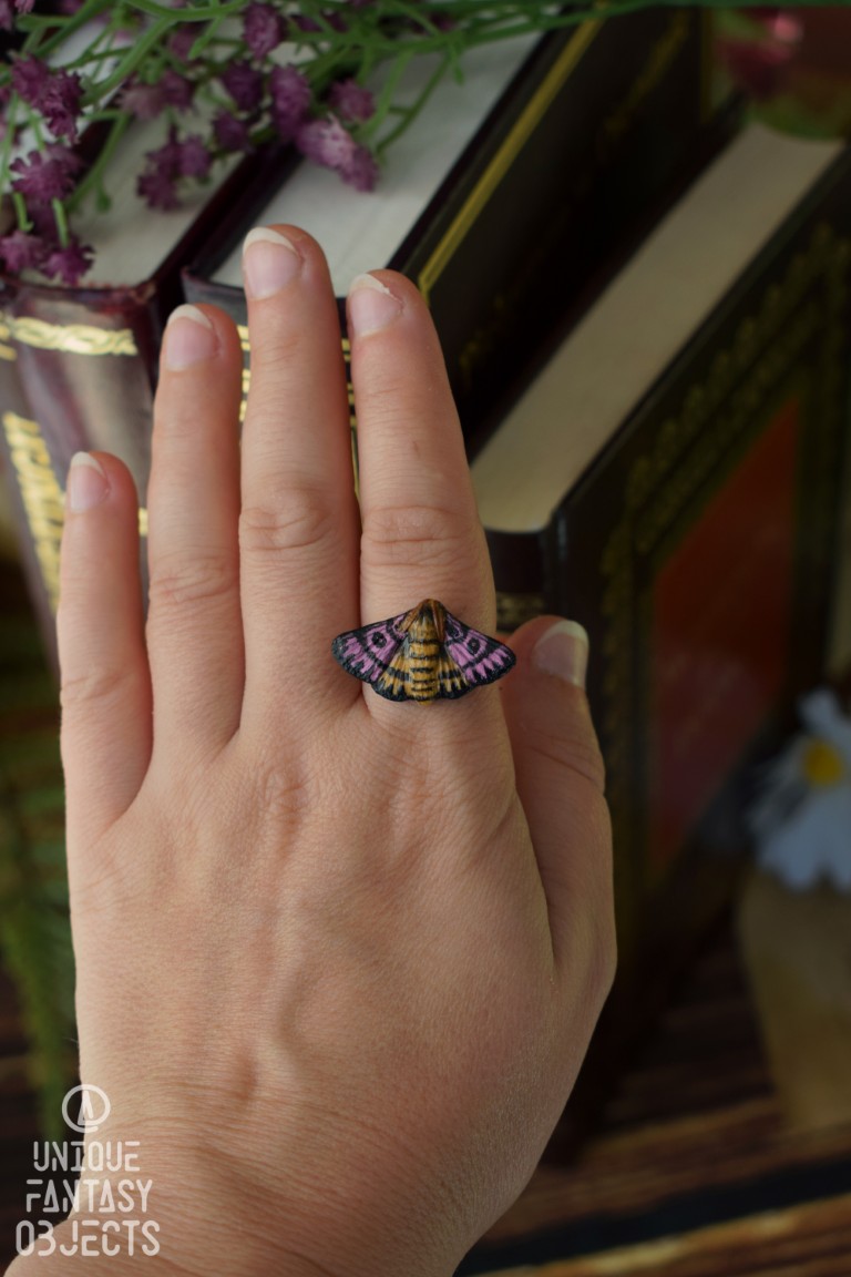 Regulowany pierścionek z rzeźbą ćmy Hemileuca eglanterina (Unique Fantasy Objects)