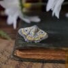 Regulowany pierścionek z rzeźbą ćmy Iotaphora admirabilis Regulowany pierścionek z rzeźbą ćmy Iotaphora admirabilis (Unique Fantasy Objects)