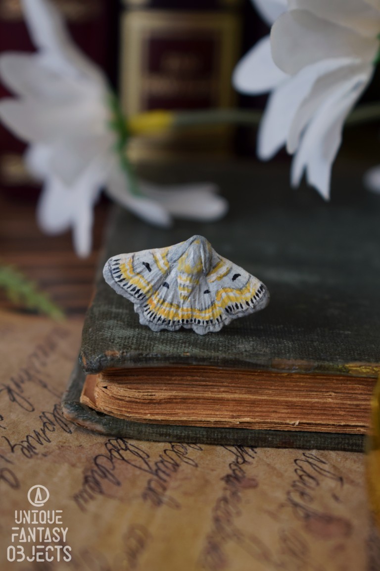 Regulowany pierścionek z rzeźbą ćmy Iotaphora admirabilis (Unique Fantasy Objects)