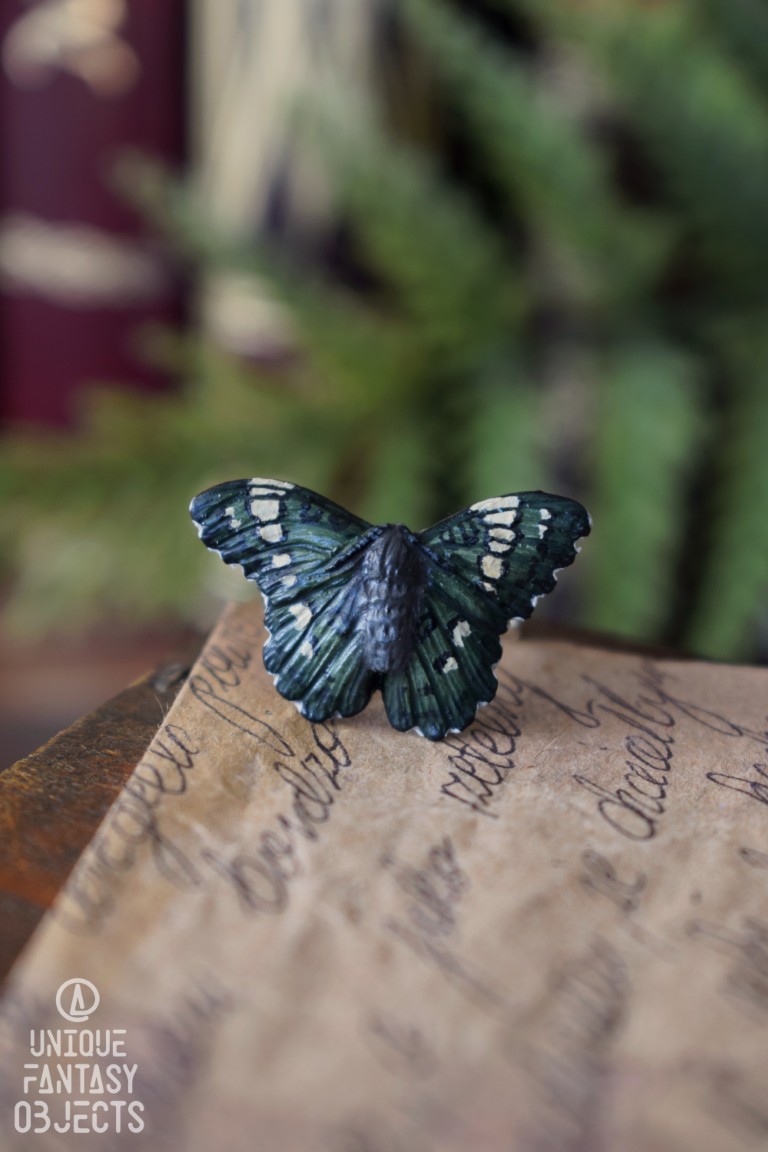 Regulowany pierścionek z rzeźbą motyla Euthalia patala (Unique Fantasy Objects)