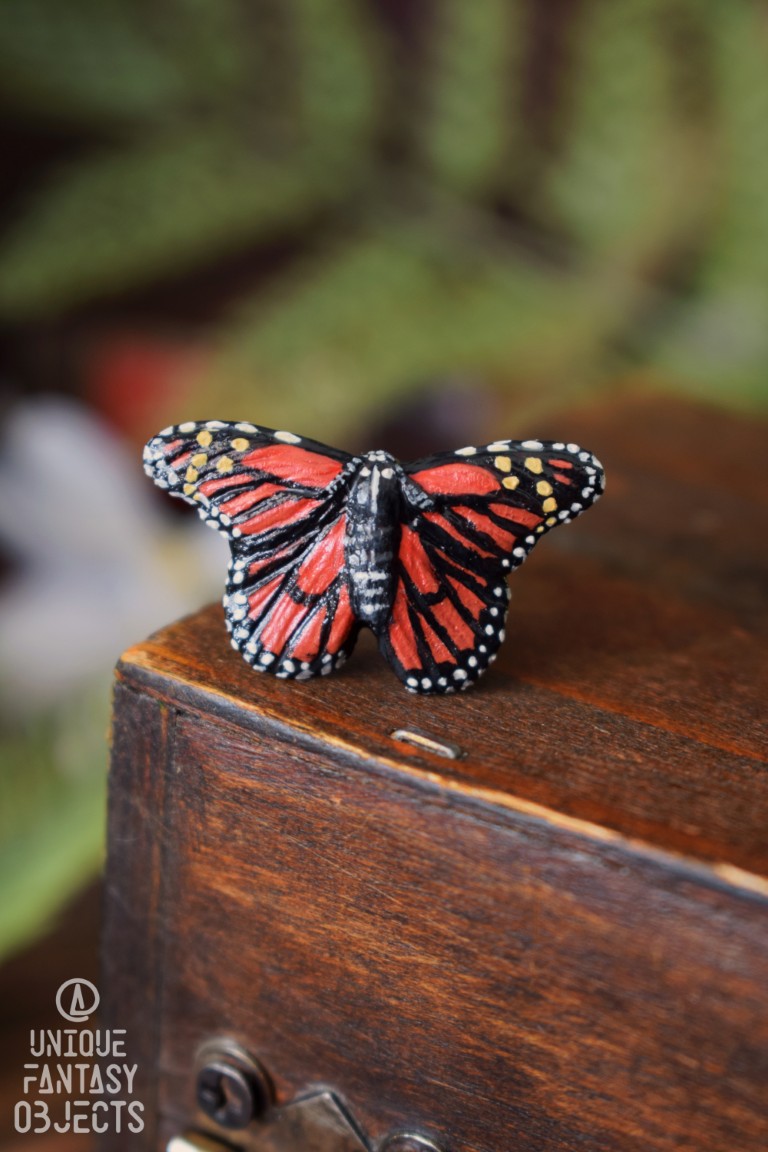 Regulowany pierścionek z rzeźbą motyla Monarch (Unique Fantasy Objects)