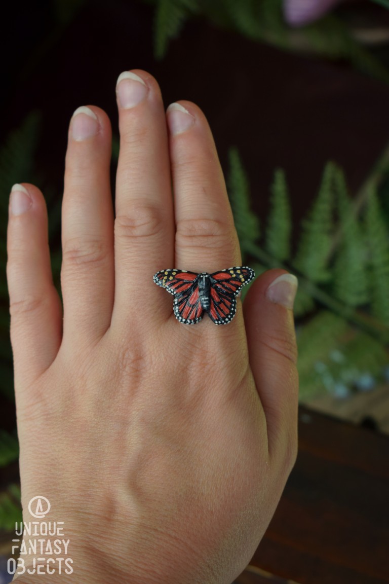 Regulowany pierścionek z rzeźbą motyla Monarch (Unique Fantasy Objects)