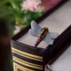 Regulowany pierścionek z rzeźbą ważki Łunica czerwona (Unique Fantasy Objects)