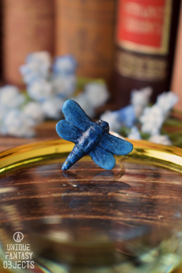 Regulowany pierścionek z rzeźbą ważki Świtezianka błyszcząca (Unique Fantasy Objects)