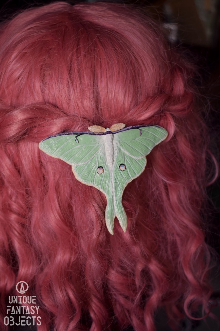 Spinka do włosów z rzeźbą ćmy Actias luna Spinka do włosów z rzeźbą ćmy Actias luna (Unique Fantasy Objects)