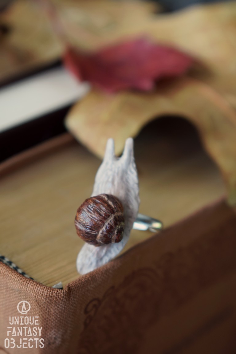 Regulowany pierścionek z rzeźbą ślimaka winniczek (Unique Fantasy Objects)