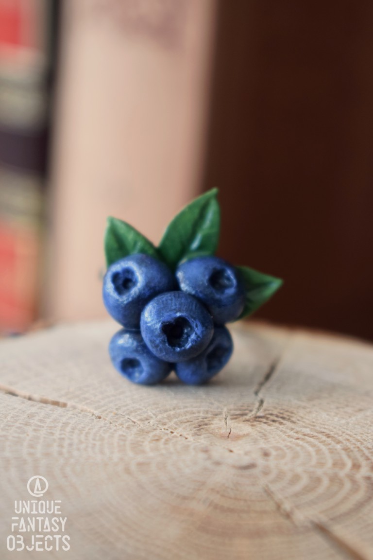 Regulowany pierścionek z rzeźbą borówki (Unique Fantasy Objects)