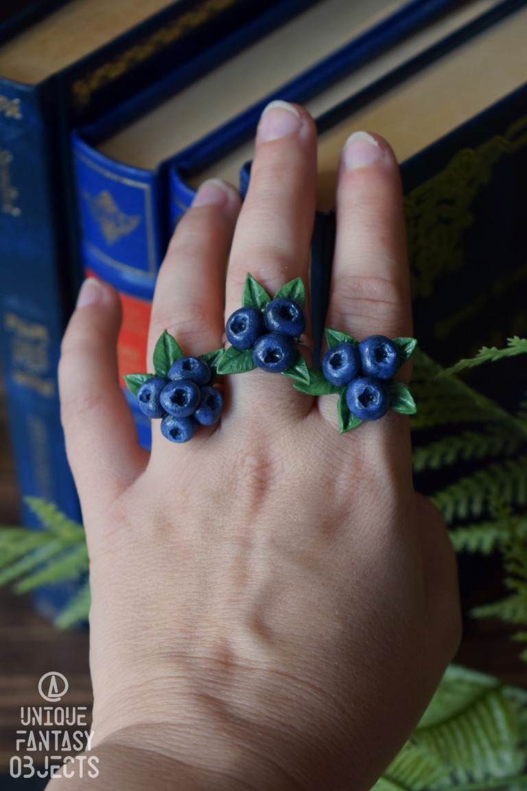Regulowany pierścionek z rzeźbą borówki (Unique Fantasy Objects)
